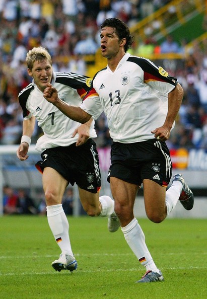 Michael Ballack lập công cho đội tuyển Đức trong trận thua SH Séc 1 - 2 ở lượt trận cuối bảng D. Thua trận này, đội tuyển Đức chính thức chia tay EURO 2004 ngay từ vòng đấu bảng.